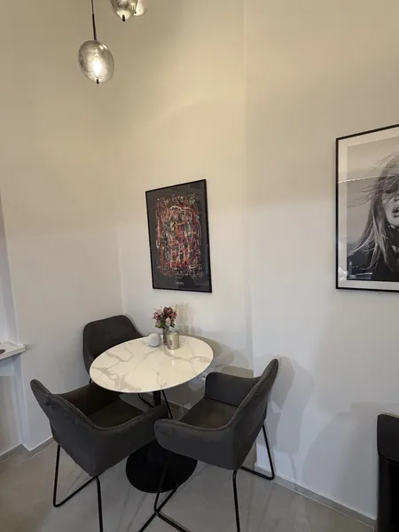 Möblierte, modernisierte 2-Zimmer-Altbauwohnung im begrünten Hinterhaus mit Aufzug — photo 1